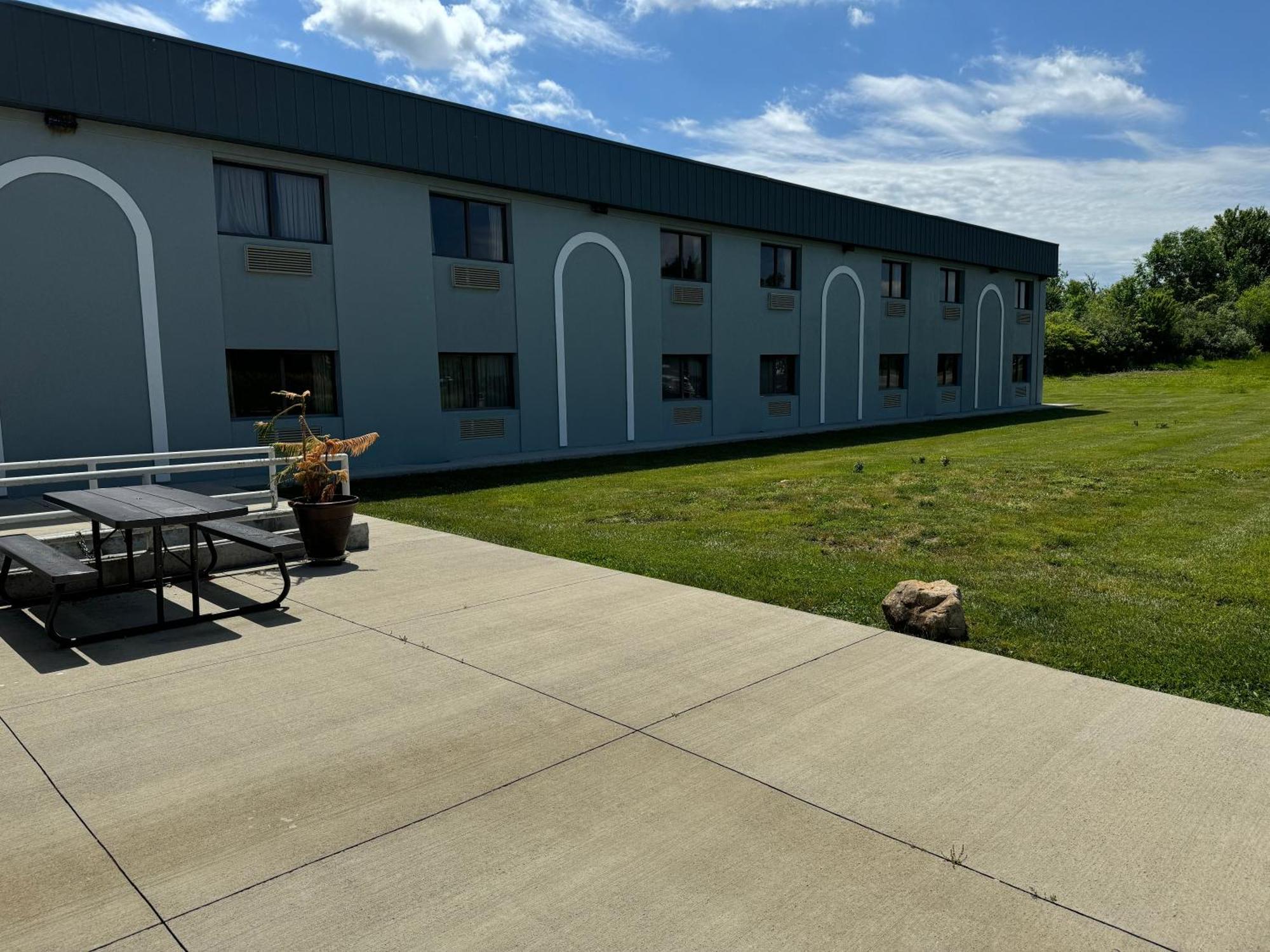 South Ridge Inn North Ridgeville Exterior photo